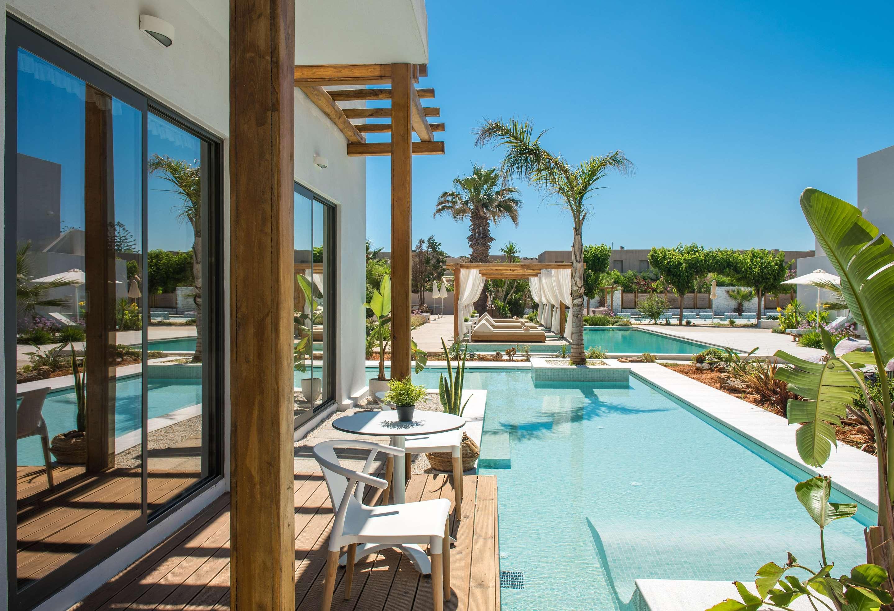 ice-4288209-1815ea-573764 Paralos Lifestyle Beach