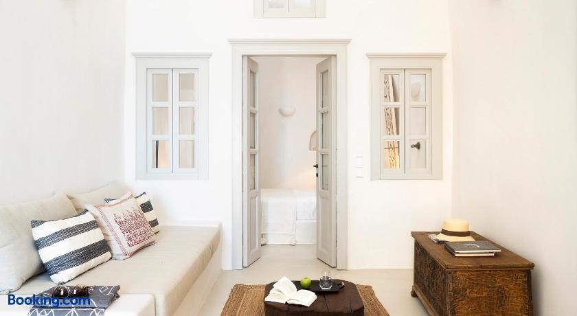 booking-1070793944-265154382-989927 Armenaki Santorini