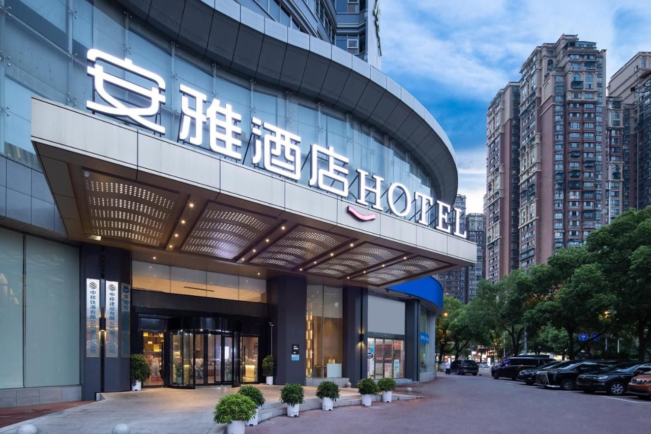 Anya Hotel -Next to Jiefang West Bar Street 2 minutes to the subway station free coffee free laundry free gym, huge windows