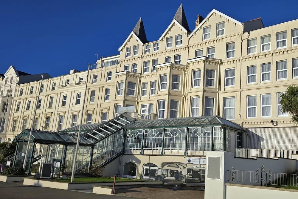 Chambre d'hôtel moderne et bien aménagée.