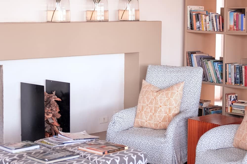 The Outpost & Pel's Post