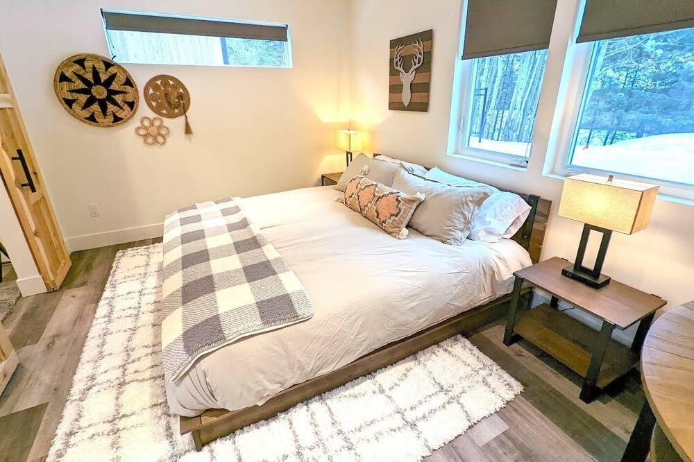 The Lark, New Quarry Property, 3 Bed / 3.5 Bath, Sleeps 8, Pool / Hot Tub / Gym