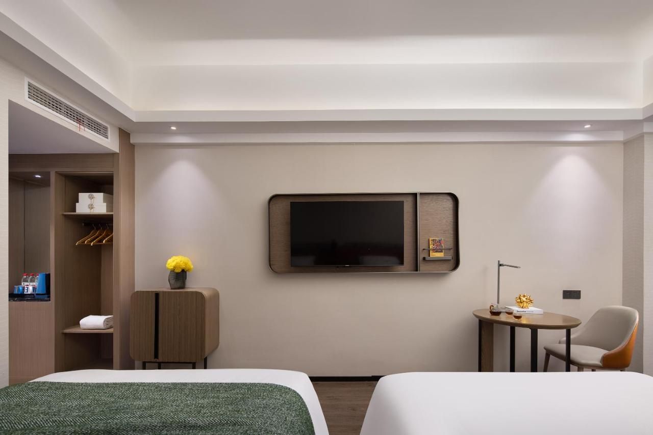 Anya Hotel -Next to Jiefang West Bar Street 2 minutes to the subway station free coffee free laundry free gym, huge windows