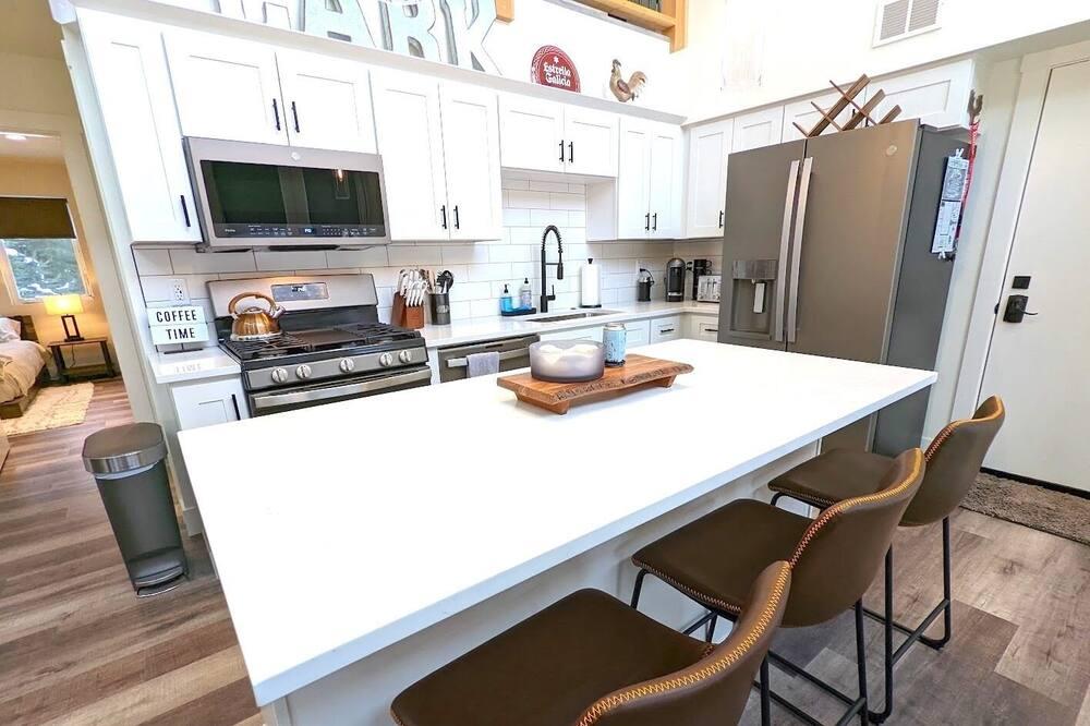 The Lark, New Quarry Property, 3 Bed / 3.5 Bath, Sleeps 8, Pool / Hot Tub / Gym