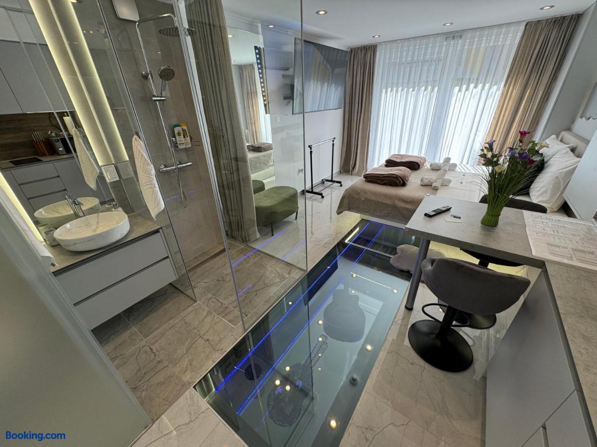 booking-1071692908-592641569-142729 La Luna Petite Suite Deluxe with Free Jacuzzi, Bikes & Covered Parking