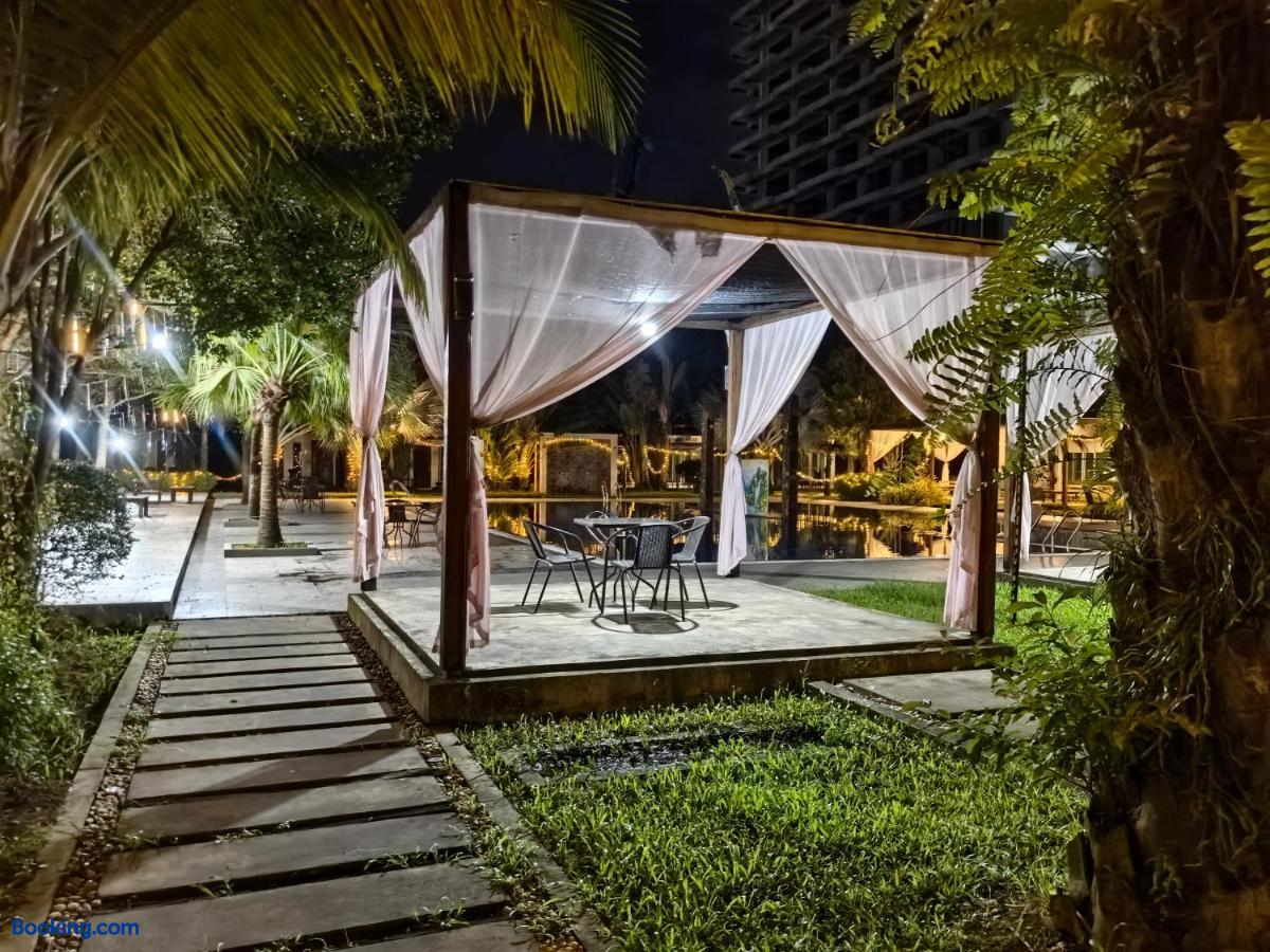 booking-2256125-613882700-108522 Twin Palms Resort