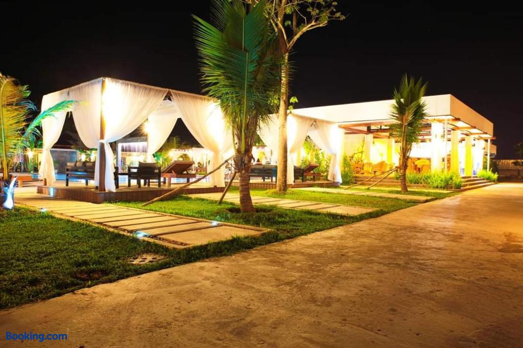 booking-2256125-502049052-360398 Twin Palms Resort