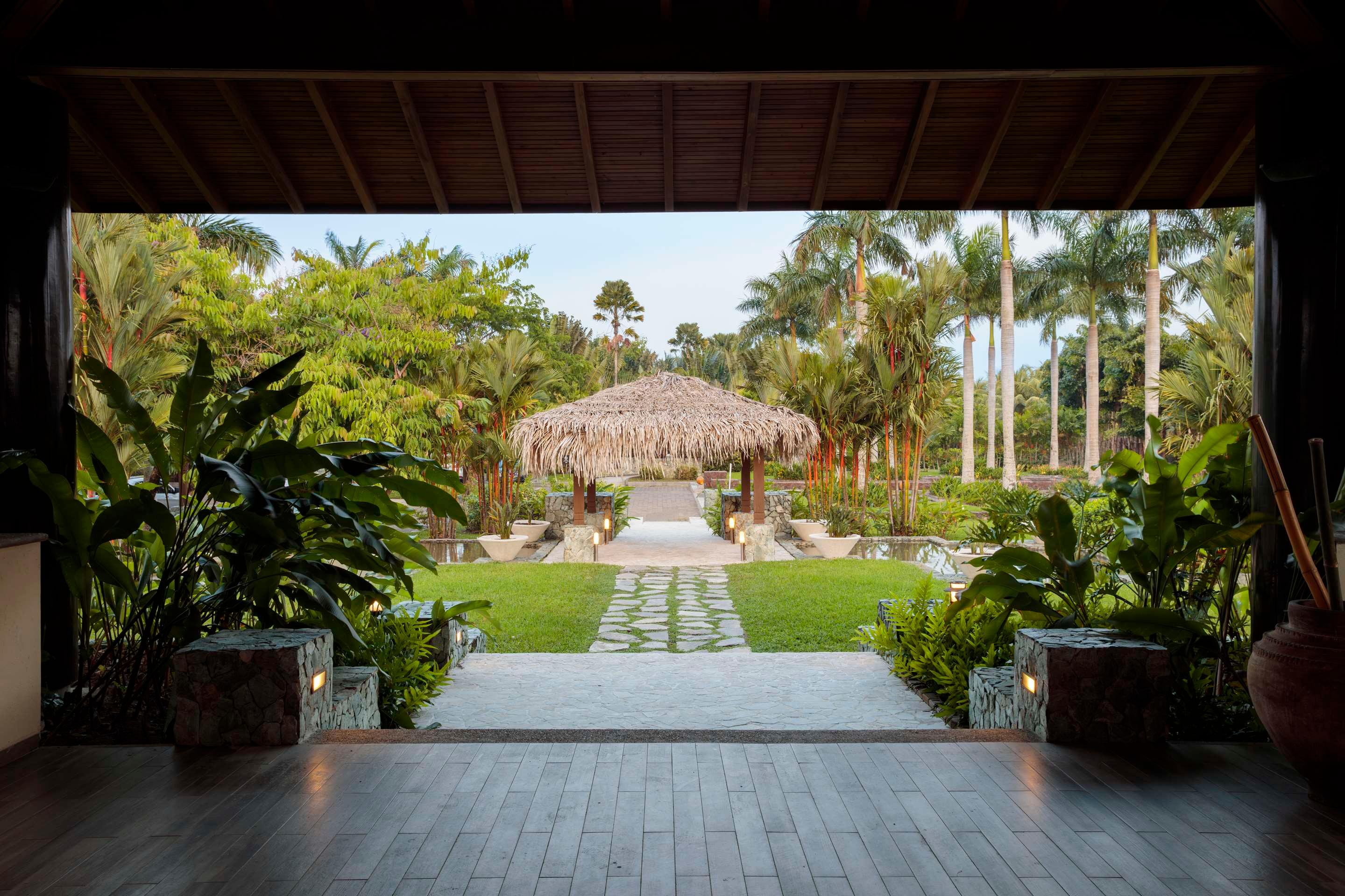 ice-2058707-108234561-446007 Indura Beach & Golf Resort Curio Collection By Hilton