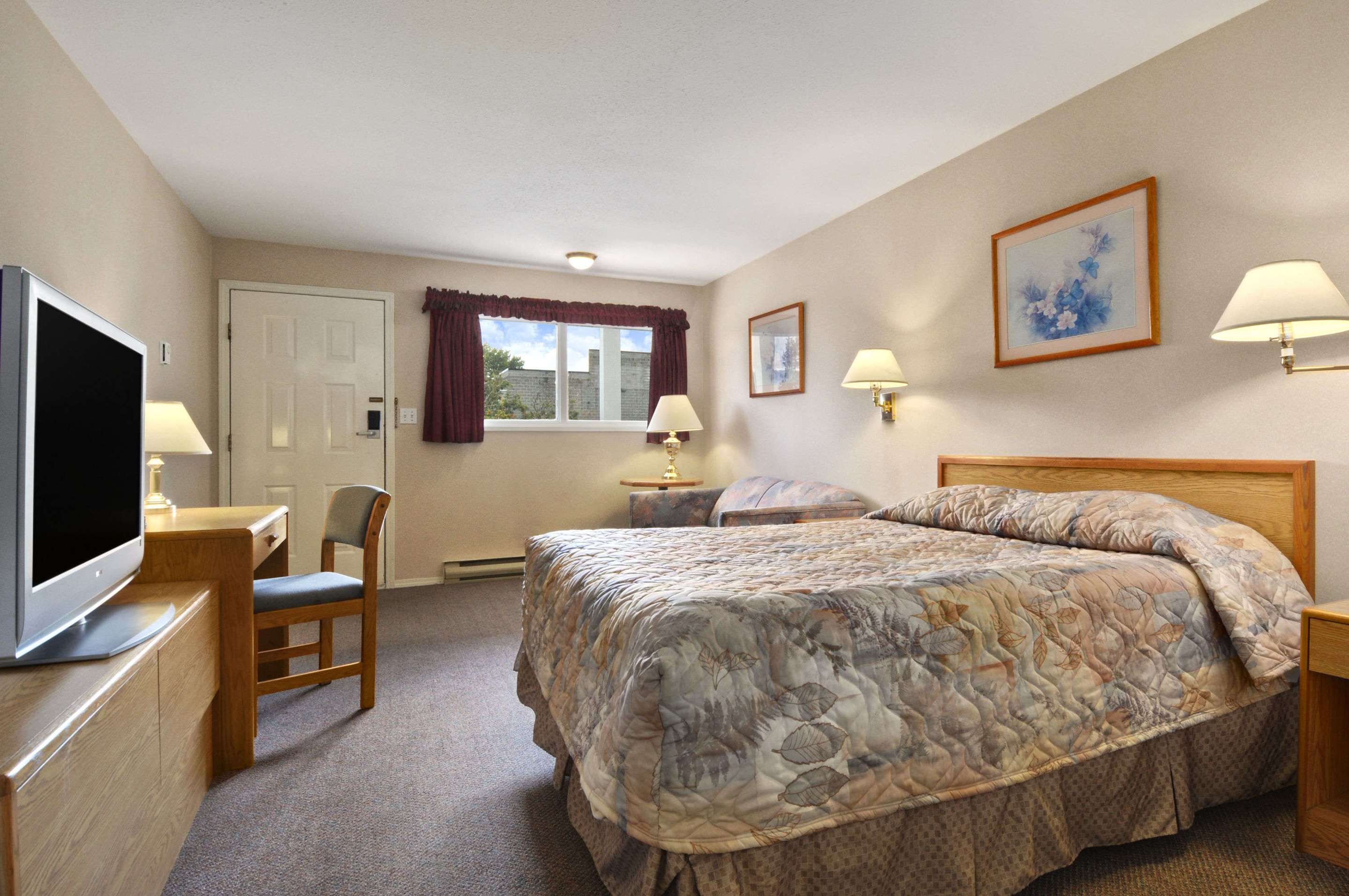 Travelodge by Wyndham Salmon Arm, Salmon Arm, BC, Canada - Compare Deals