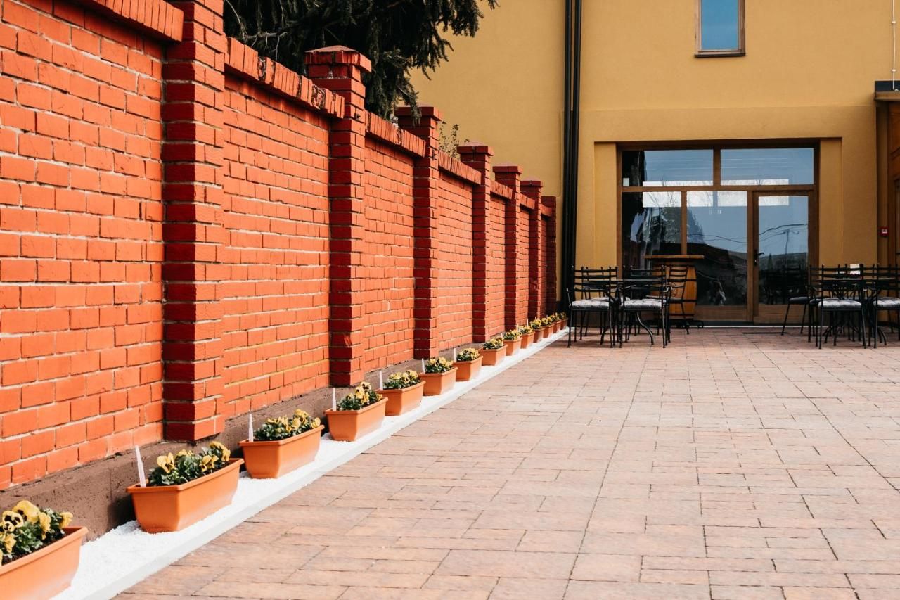 Pansion Mihića dvori