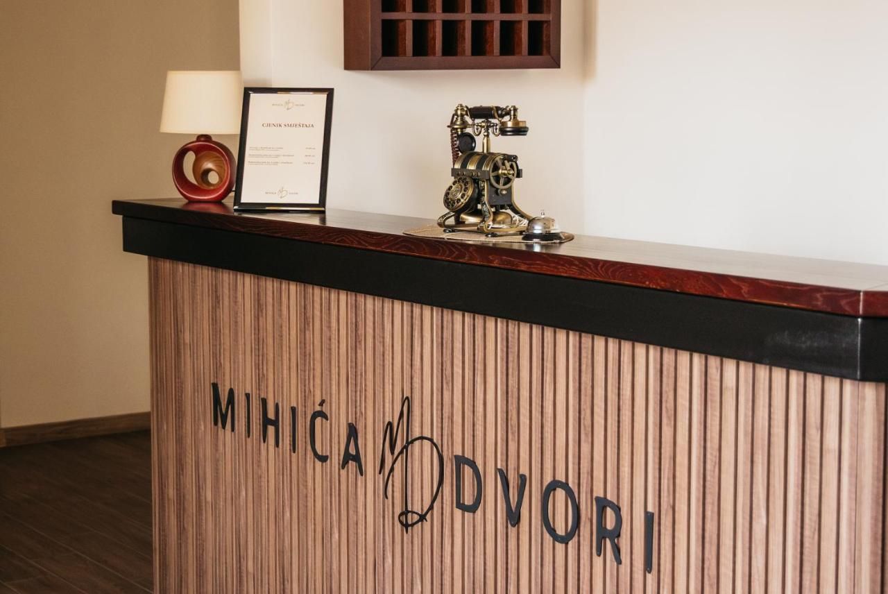 Pansion Mihića dvori