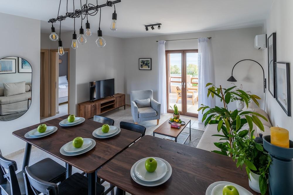 sembo-3788326-97a3d9-324684 Syra Bay