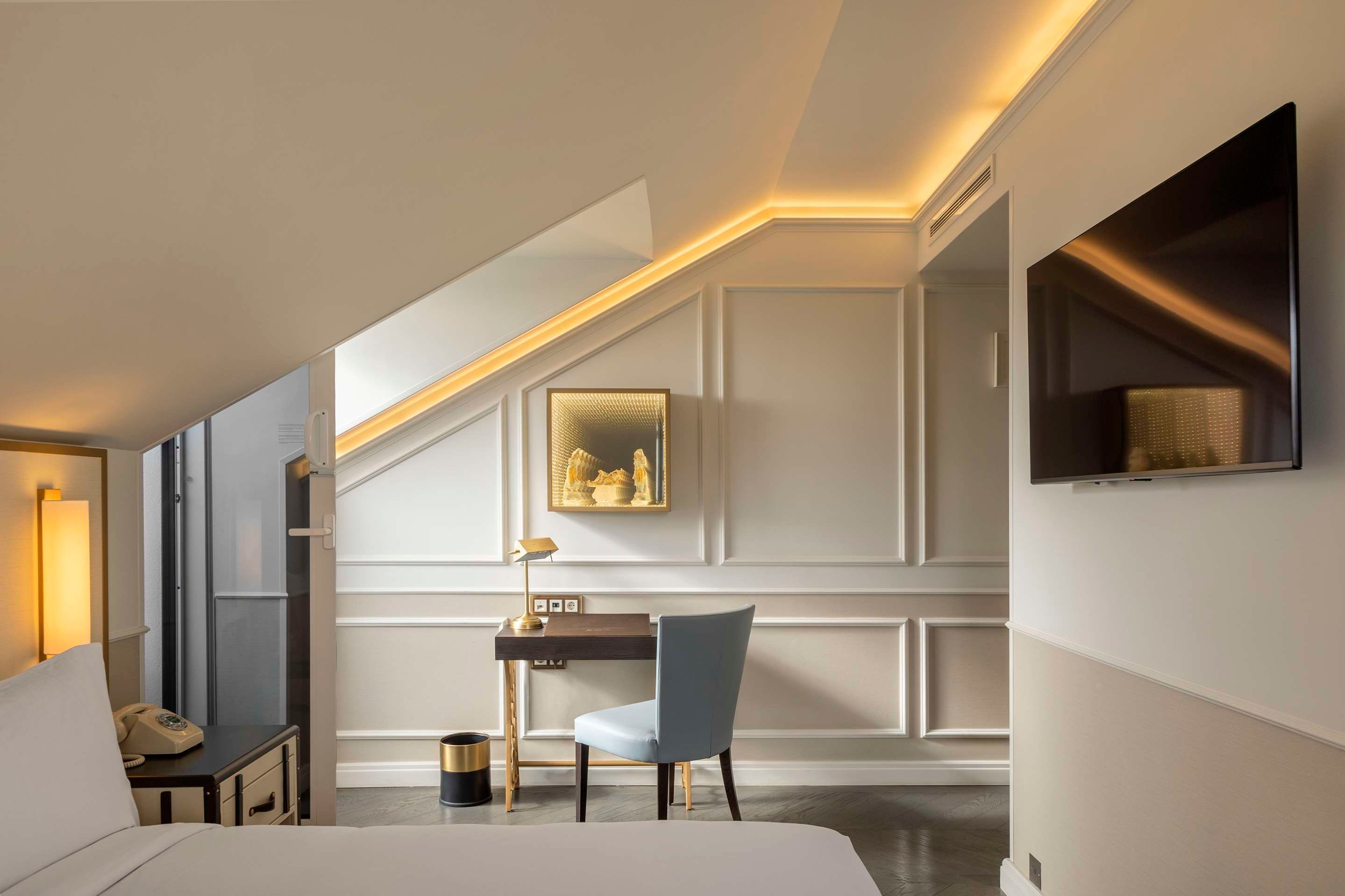 The Emerald House Lisbon, Curio Collection by Hilton