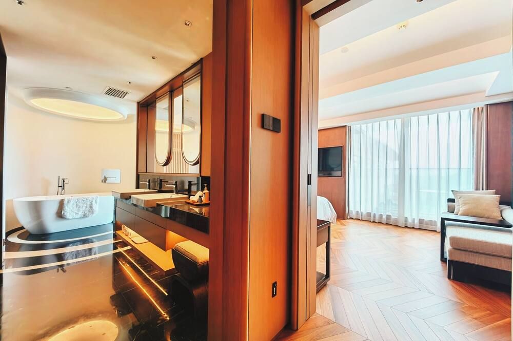 Purple Horse Hotel &beijing Hutong Designer Boutique Garden Hotel&french Window&close To The Forbidden City&tian'anmen&wangfujing&nanluogu Lane&lama Temple&360-Degree Viewing Terrace Bar&roof Swimming Pool&private Bathtub&laundry&gym&family Suite