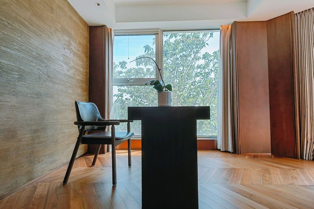 Purple Horse Hotel &beijing Hutong Designer Boutique Garden Hotel&french Window&close To The Forbidden City&tian'anmen&wangfujing&nanluogu Lane&lama Temple&360-Degree Viewing Terrace Bar&roof Swimming Pool&private Bathtub&laundry&gym&family Suite