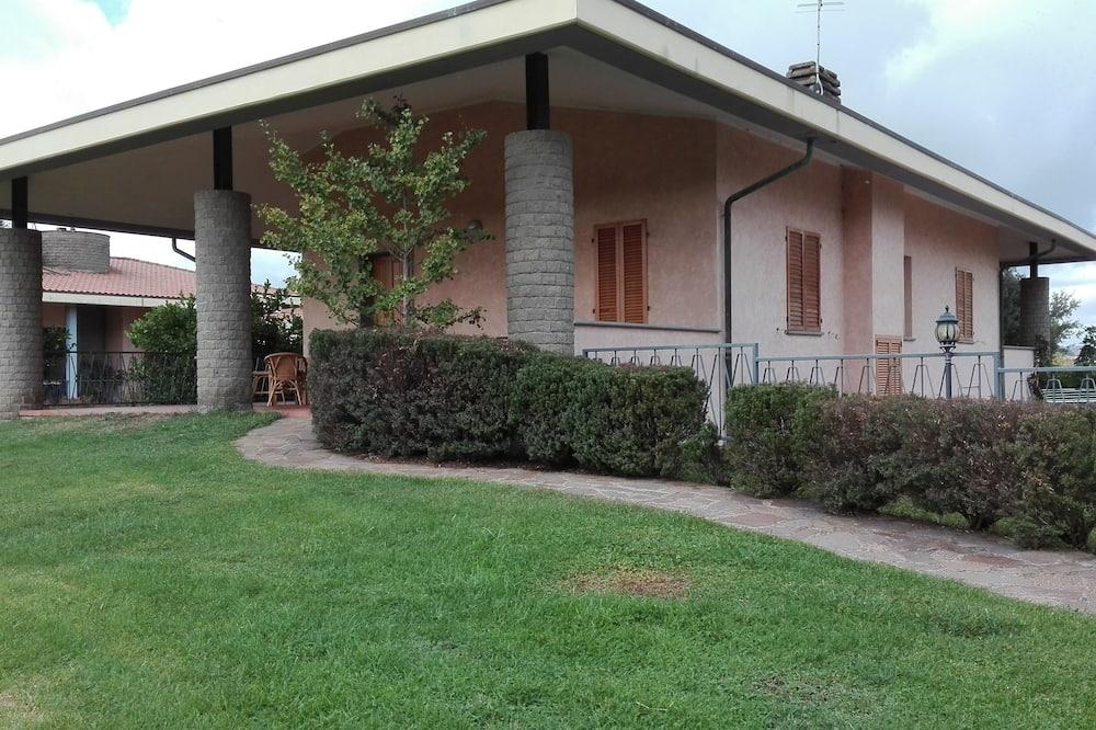 Villa with garden near Lake Bracciano, 30 km from Rome Toscane - Bracciano visuel 2/5 Villa with garden near Lake Bracciano, 30 km from Rome Toscane - Bracciano visuel 2/5