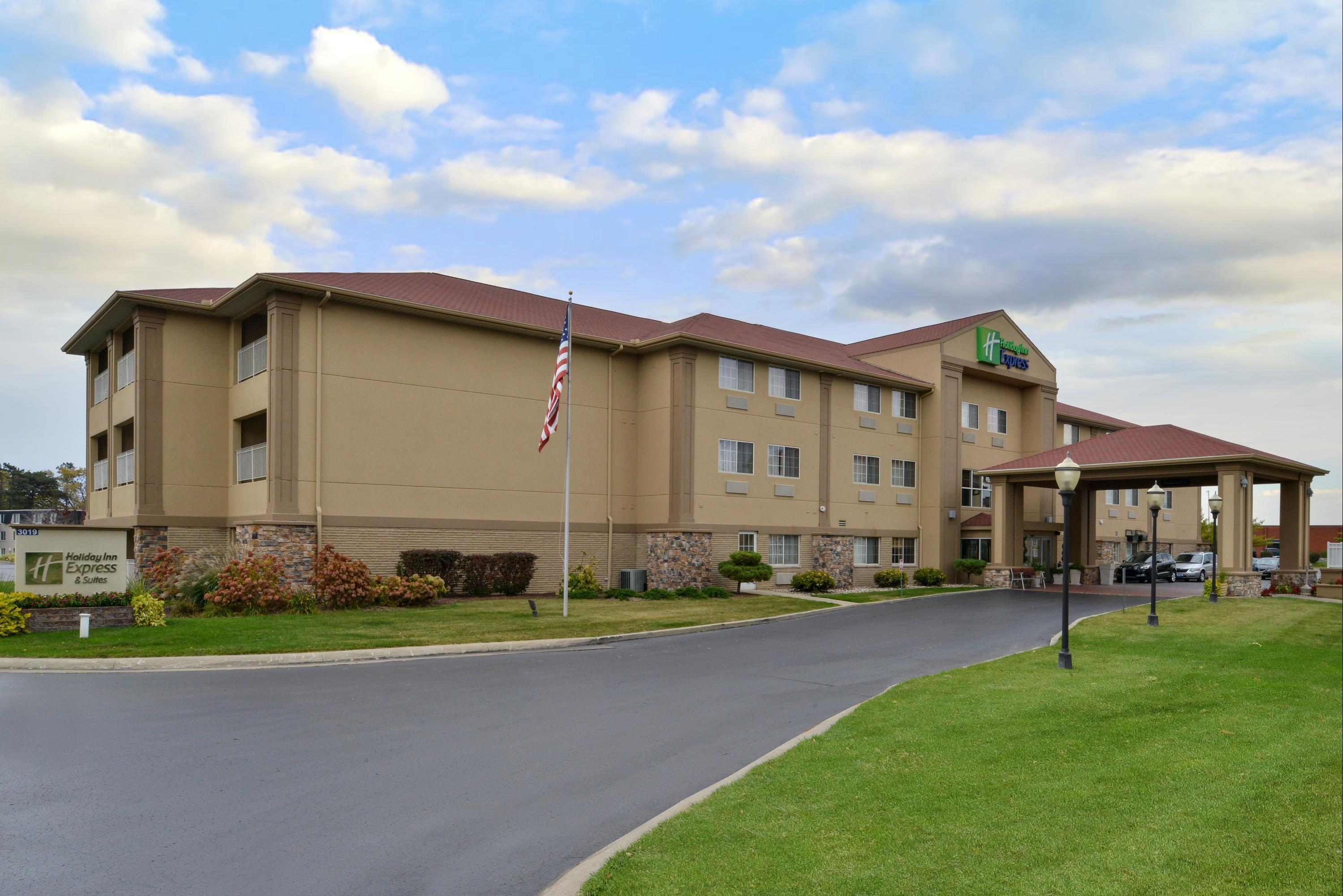 Holiday Inn Express & Suites St. Joseph C 179 (C̶̶ ̶3̶3̶0̶). Saint Joseph Hotel Deals