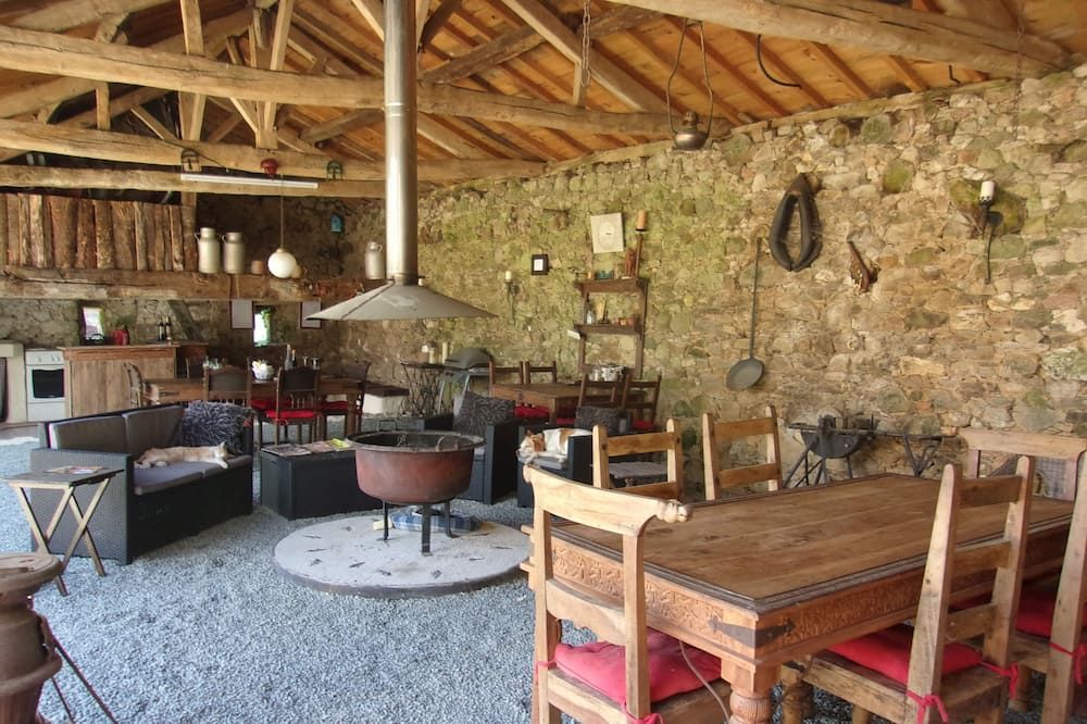 B&B in an old fortified French farm + basic camping offered Poitou-Charentes - La Forêt-de-Tessé visuel 3/5