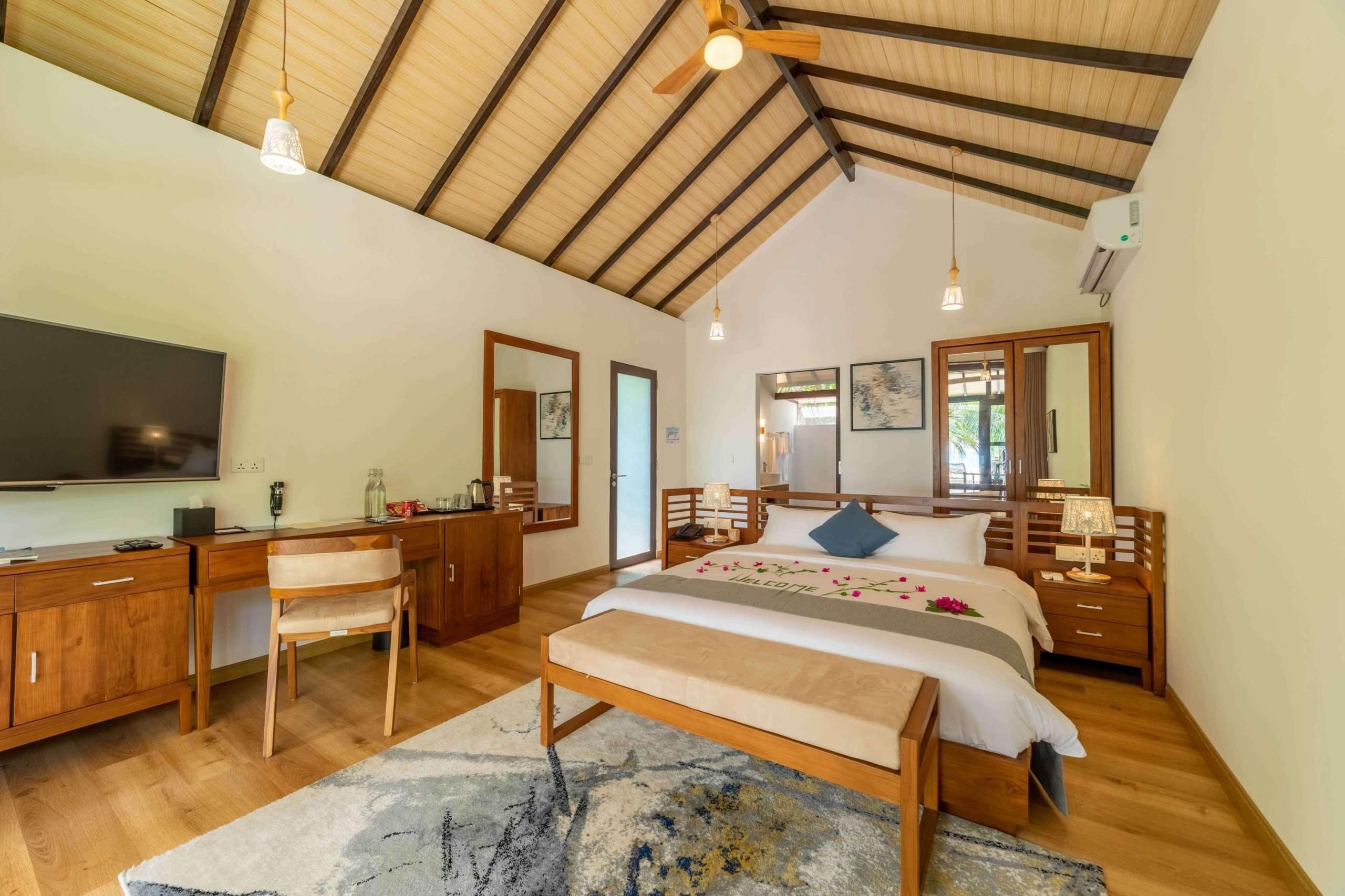 ice-1070009250-103445680-722032 Fiyavalhu Resort Maldives