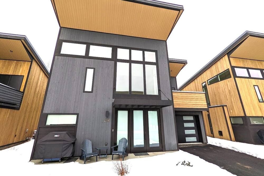 The Lark, New Quarry Property, 3 Bed / 3.5 Bath, Sleeps 8, Pool / Hot Tub / Gym