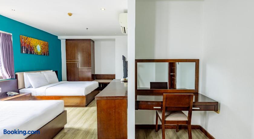 booking-1070875012-528065240-400873 Golden Sun Apartment by New Sky Travel