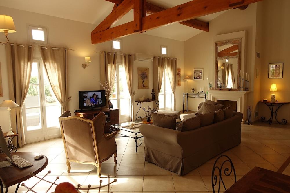 Beautiful luxury villa, air-conditioned and heated swimming pool Provence-Alpes-Côte d'Azur - Mallemort visuel 5/5 Beautiful luxury villa, air-conditioned and heated swimming pool Provence-Alpes-Côte d'Azur - Mallemort visuel 5/5