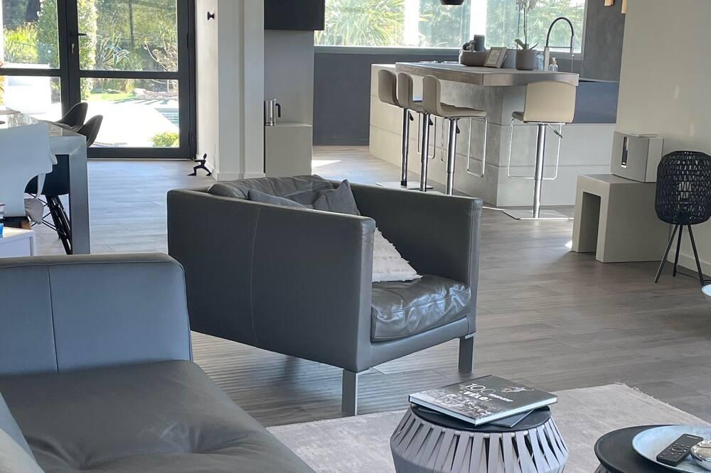Chic and contemporary villa with calm close to the legendary beaches of Bandol Provence-Alpes-Côte d'Azur - Le Castellet visuel 2/5 Chic and contemporary villa with calm close to the legendary beaches of Bandol Provence-Alpes-Côte d'Azur - Le Castellet visuel 2/5
