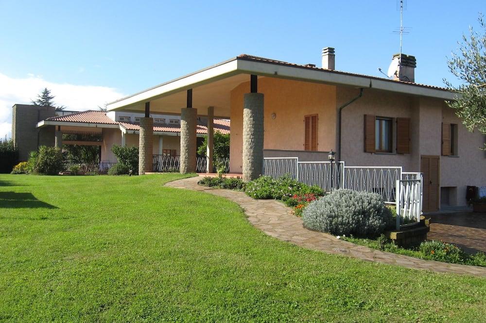 Villa with garden near Lake Bracciano, 30 km from Rome Toscane - Bracciano visuel 3/5 Villa with garden near Lake Bracciano, 30 km from Rome Toscane - Bracciano visuel 3/5