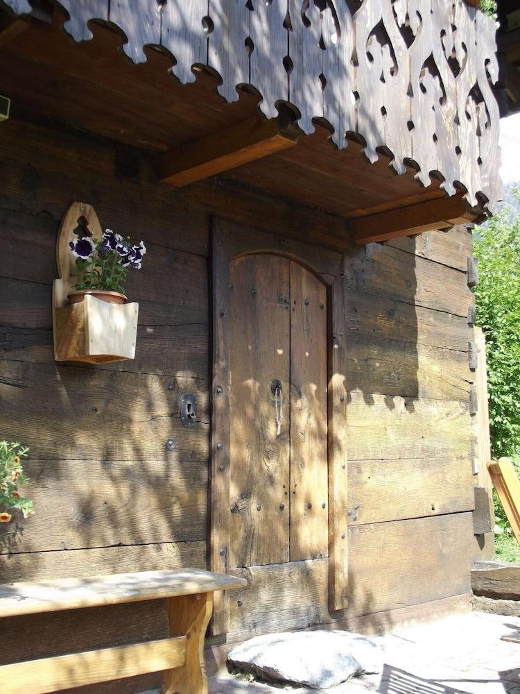 Typical old wooden chalet Chamonix Valley Rhône-Alpes - Chamonix-Mont-Blanc visuel 1/5 Typical old wooden chalet Chamonix Valley Rhône-Alpes - Chamonix-Mont-Blanc visuel 1/5