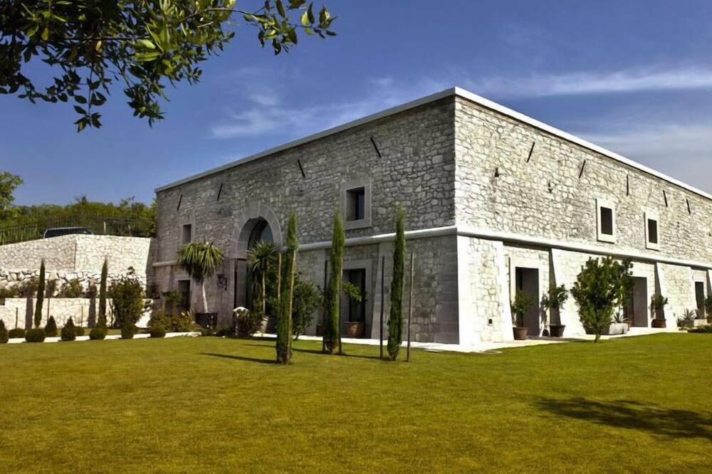 Delser Verona Manor House