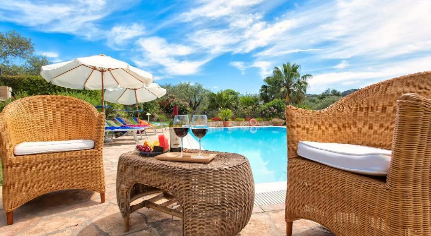 Villa Luna Smeralda ad Alghero villa con piscina ad uso esclusivo per 8 persone Sardinië - Alghero visuel 4/5 Villa Luna Smeralda ad Alghero villa con piscina ad uso esclusivo per 8 persone Sardinië - Alghero visuel 4/5