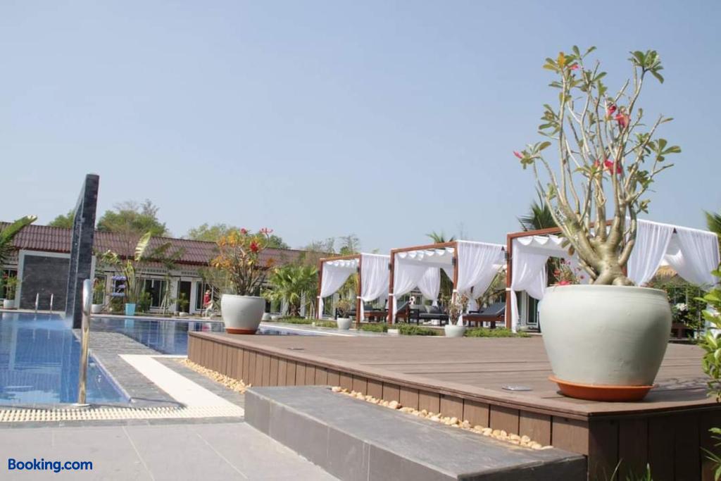 booking-2256125-502049036-305372 Twin Palms Resort