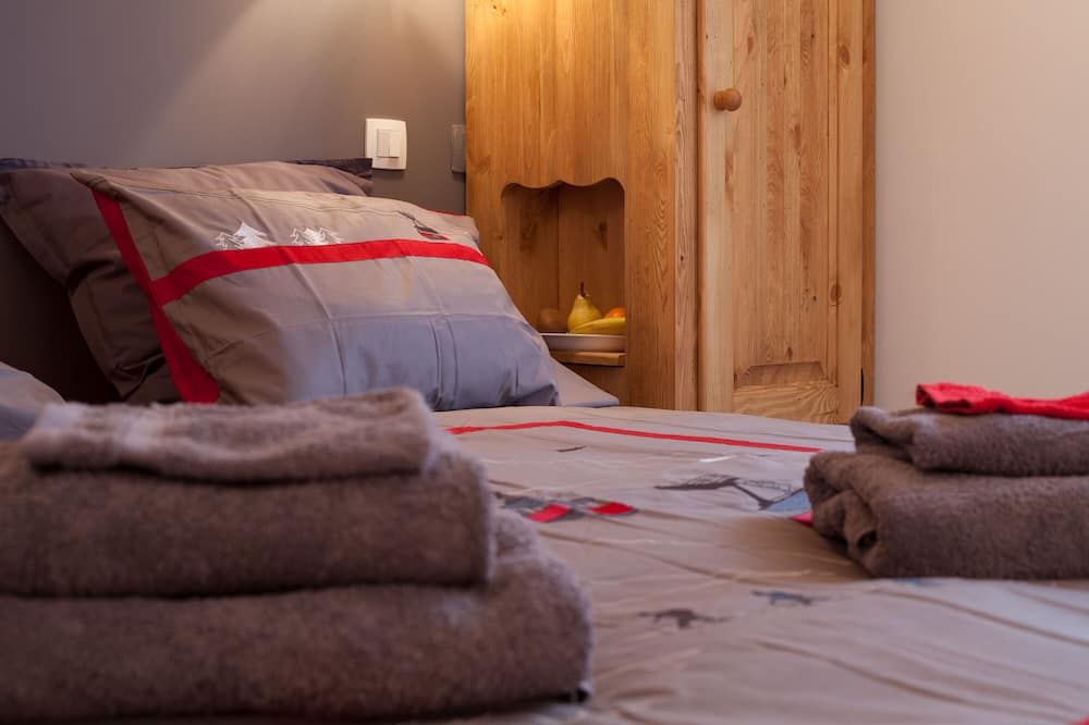 The Rachasses The Feet Of The Great Montets, Overlooking Mont Blanc For 8 People