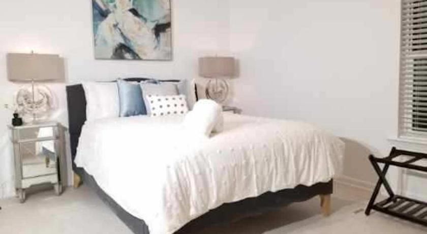 9br-Sleeps 19. Amazing Deal!!