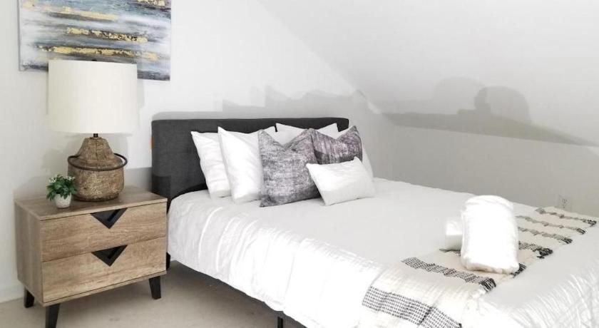 9br-Sleeps 19. Amazing Deal!!