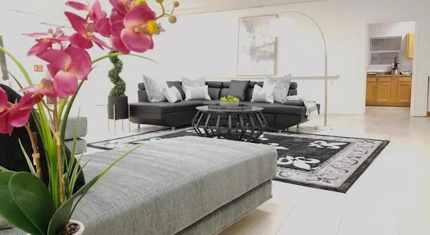 9br-Sleeps 19. Amazing Deal!!