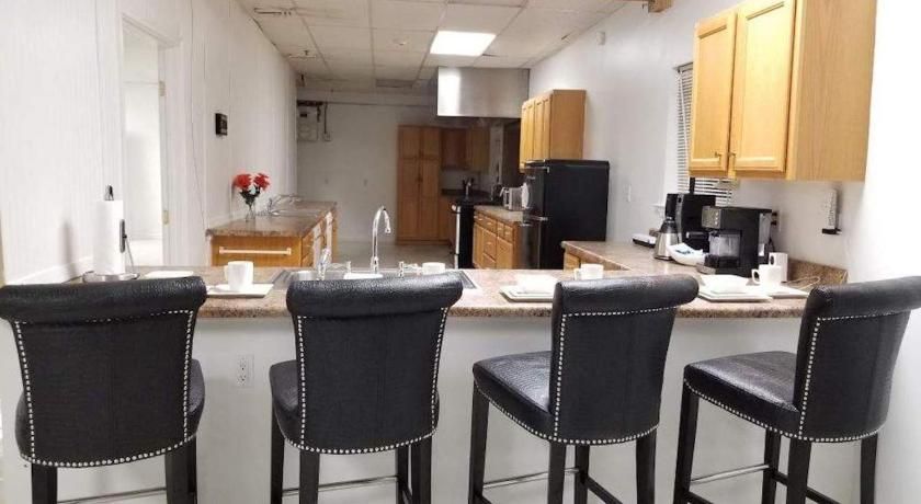 9br-Sleeps 19. Amazing Deal!!