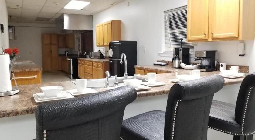 9br-Sleeps 19. Amazing Deal!!