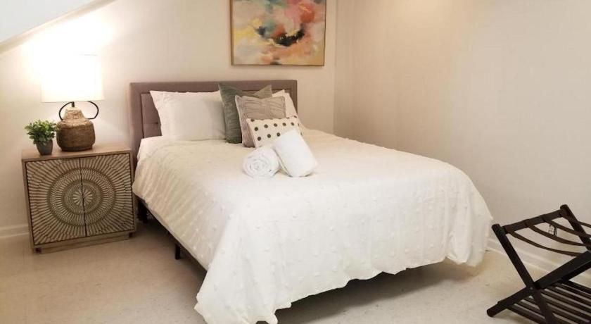 9br-Sleeps 19. Amazing Deal!!