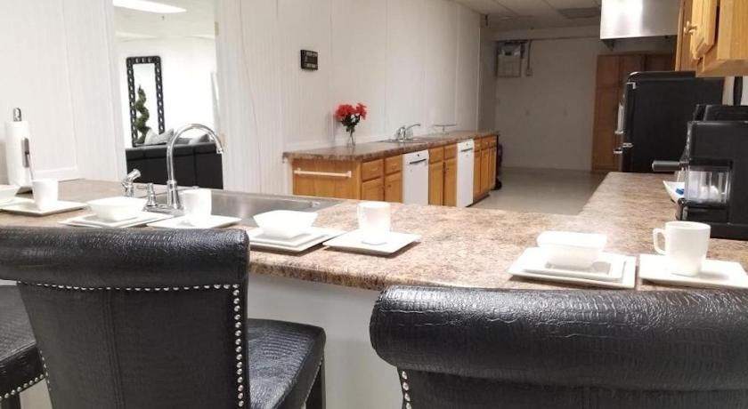 9br-Sleeps 19. Amazing Deal!!