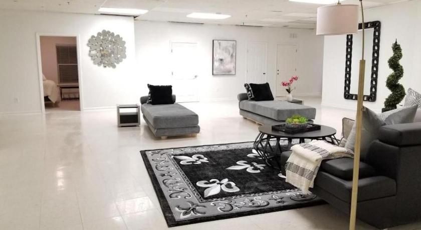 9br-Sleeps 19. Amazing Deal!!