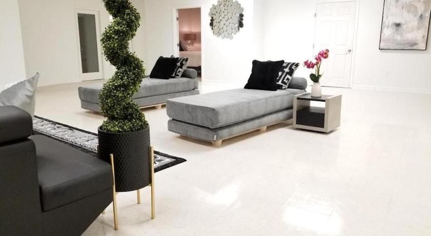 9br-Sleeps 19. Amazing Deal!!