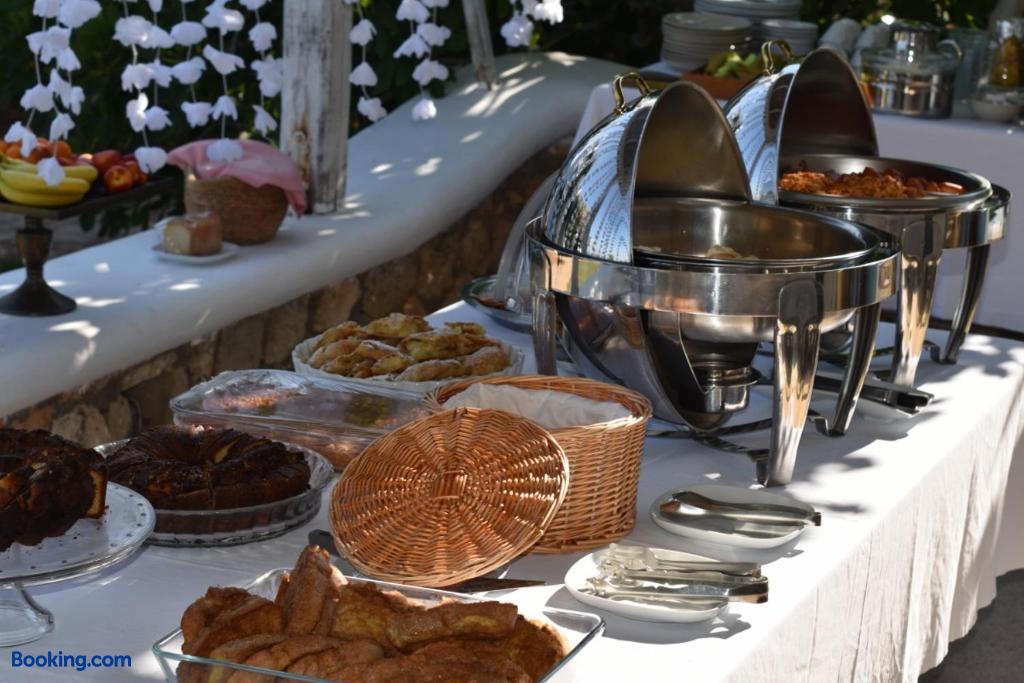 booking-613036-319371089-771225 Capari Suites