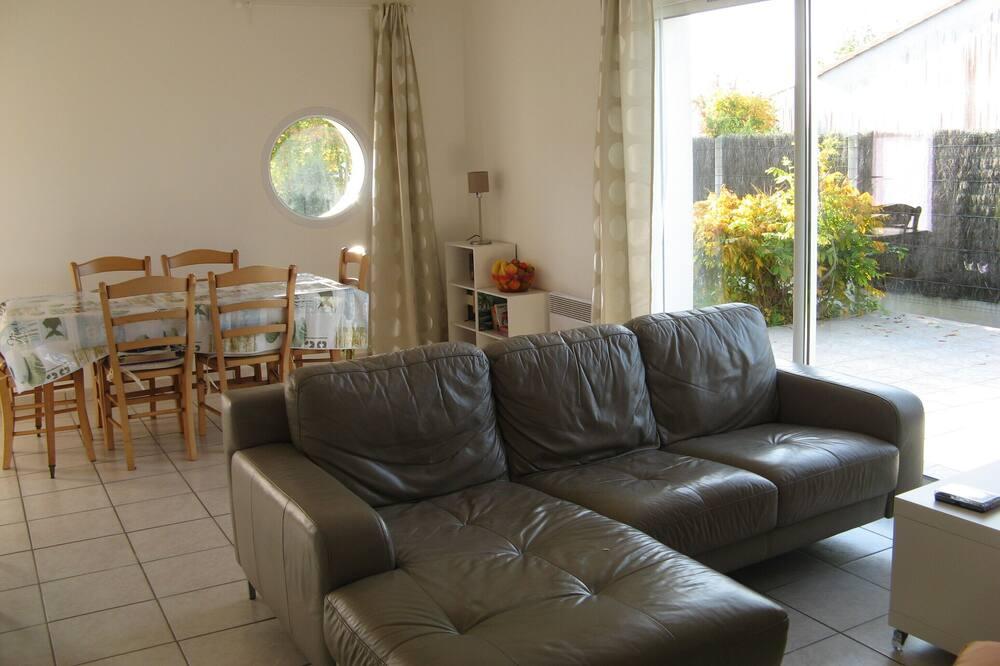 Spacious villa, situated in quiet cul de sac enclosed by private gardens. Pays de Loire - Saint-Hilaire-la-Forêt visuel 5/5 Spacious villa, situated in quiet cul de sac enclosed by private gardens. Pays de Loire - Saint-Hilaire-la-Forêt visuel 5/5