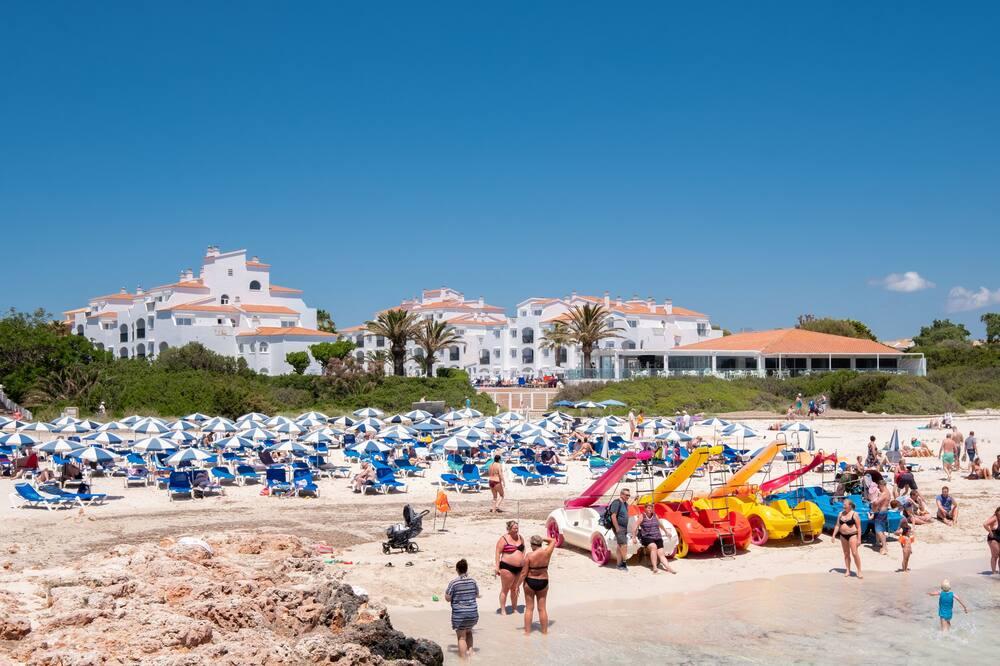 expedia_group-1072002506-190790990-220718 Fergus Style Carema Beach