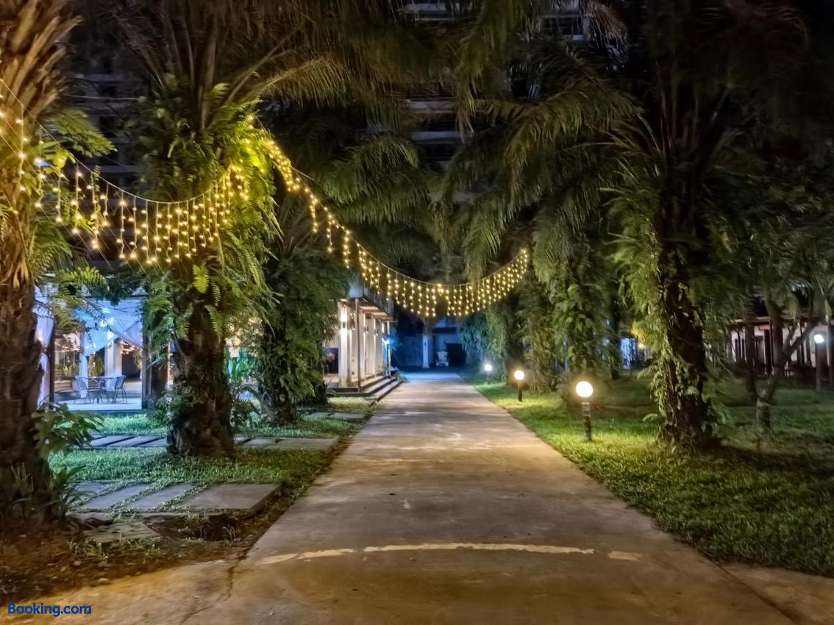 booking-2256125-613882674-088074 Twin Palms Resort