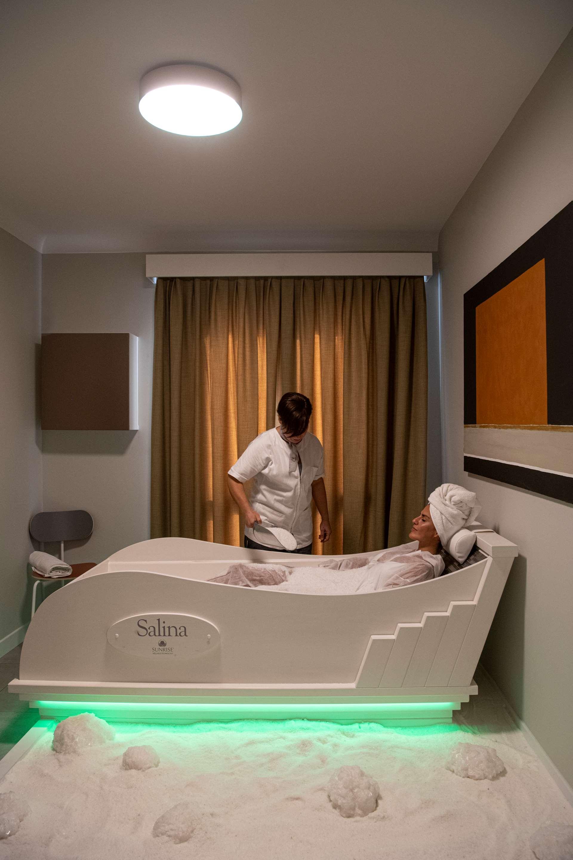 ice-145768-72658030_3XL-941923 Seawater Hotels & Medical Spa