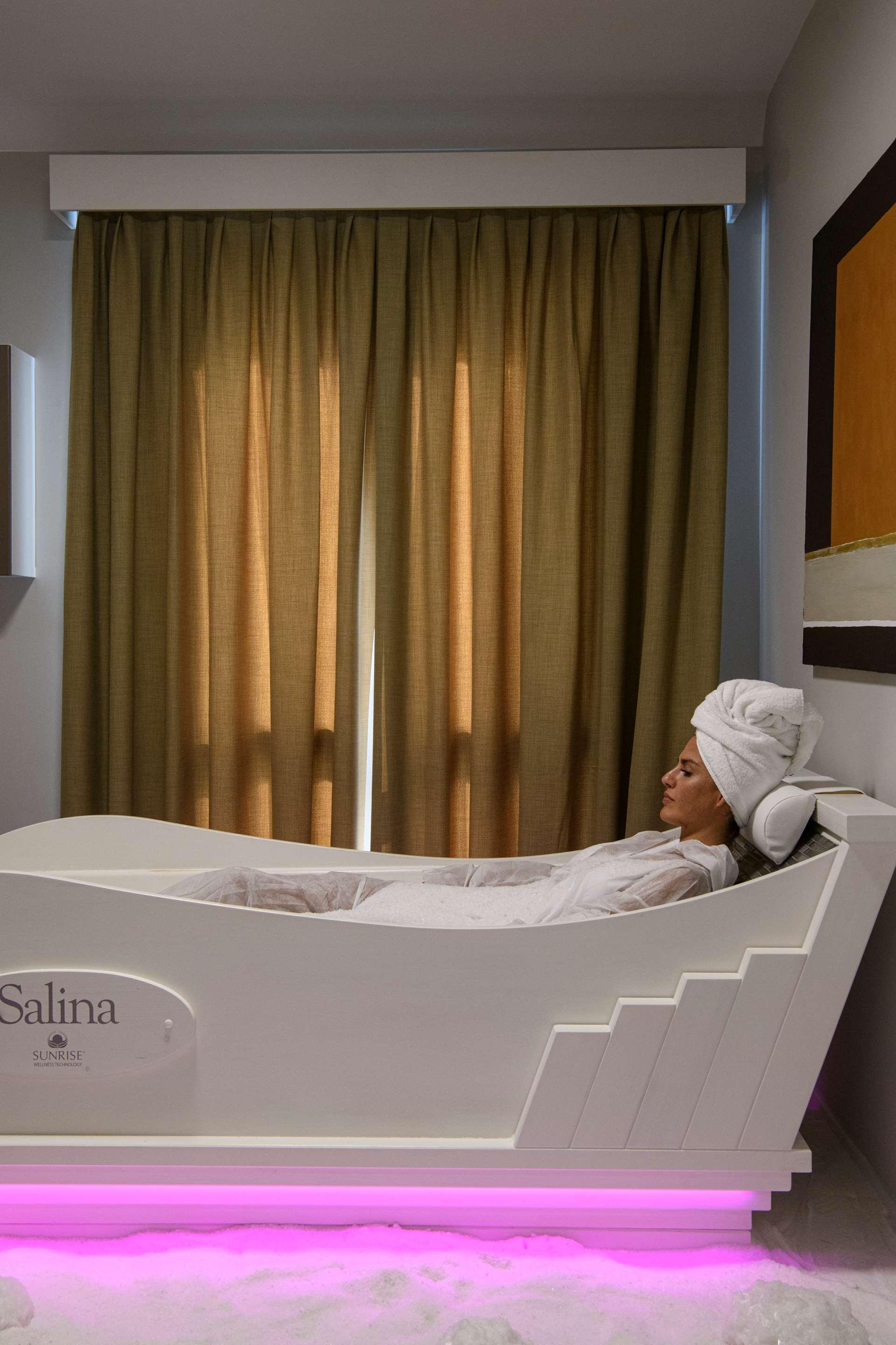 ice-145768-72658034_3XL-554975 Seawater Hotels & Medical Spa
