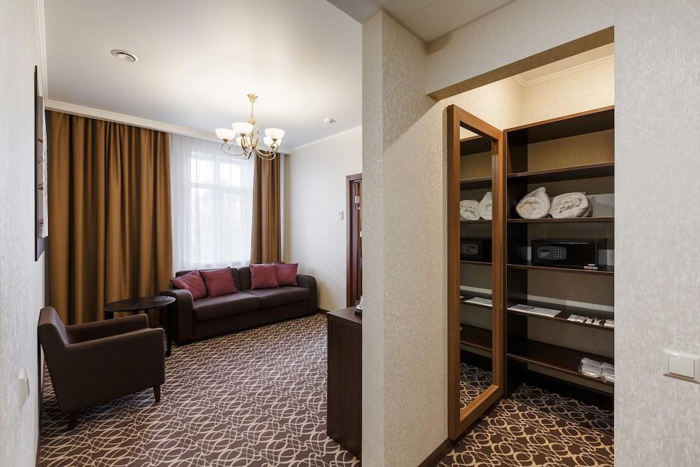 sembo-2857953-7e1f8c-211690 Raymond Hotel