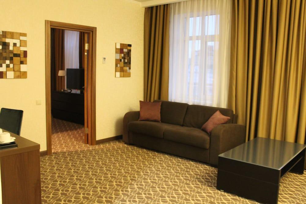 sembo-2857953-870c47-723073 Raymond Hotel
